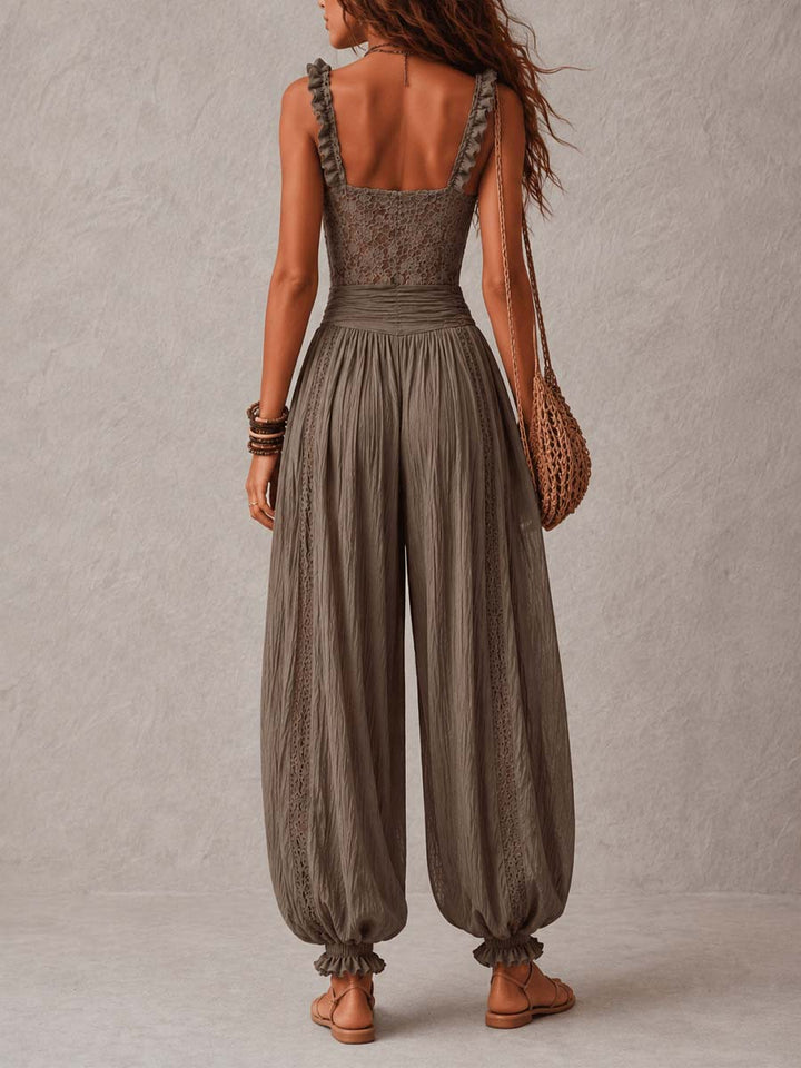 Nieves – Jumpsuit mit Rüschen-Trägern, Spitze und weitem Bein