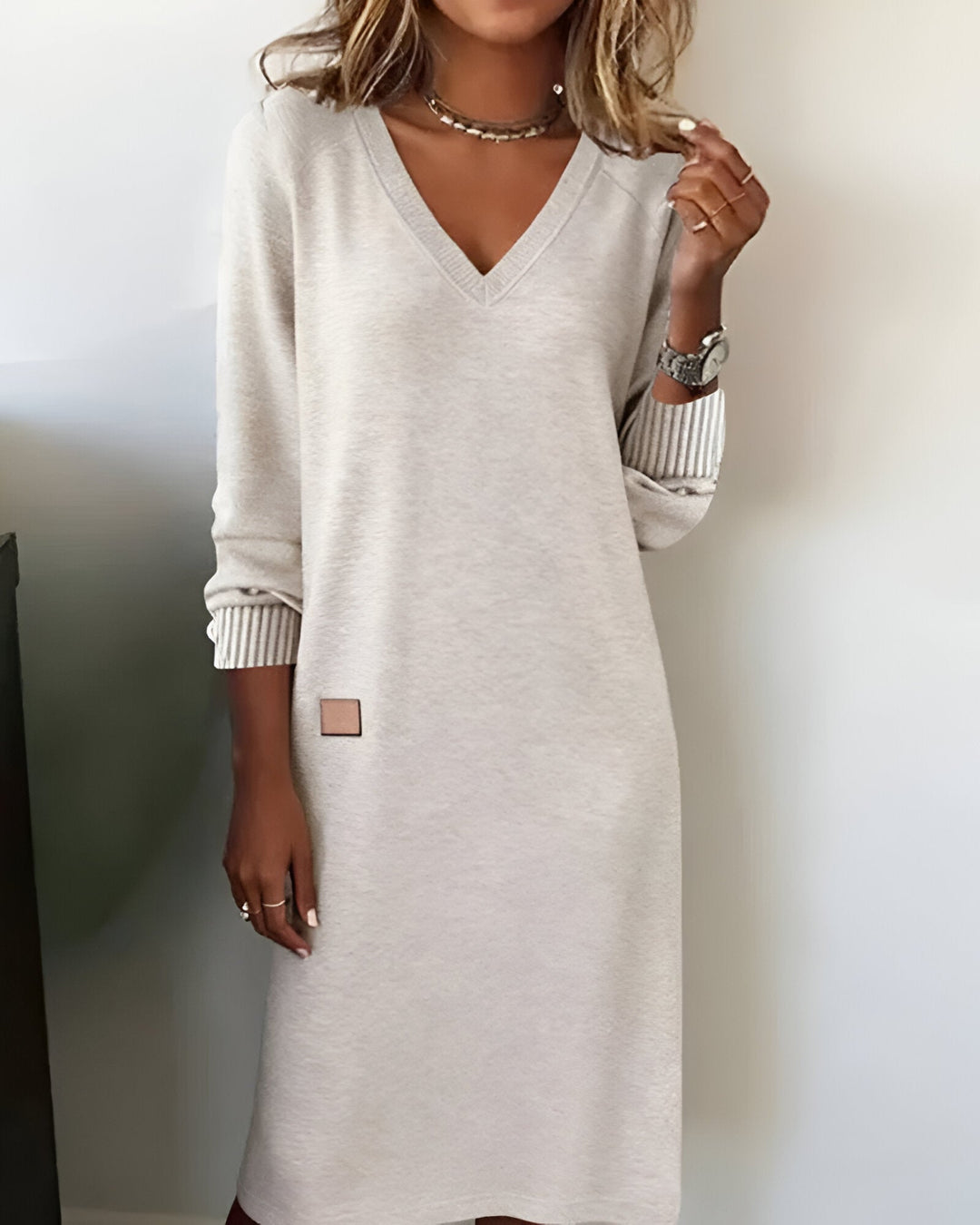 Kymari – Lässiges Strickkleid mit V-Ausschnitt