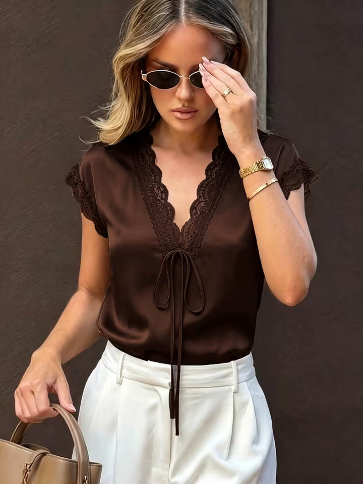 Neeta – Top mit V-Ausschnitt und Satin-Spitzenbesatz