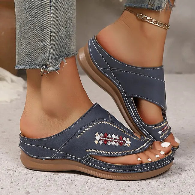 Jacky – Sandalen Mit Keilabsatz Und Bestickter Zehenschlaufe