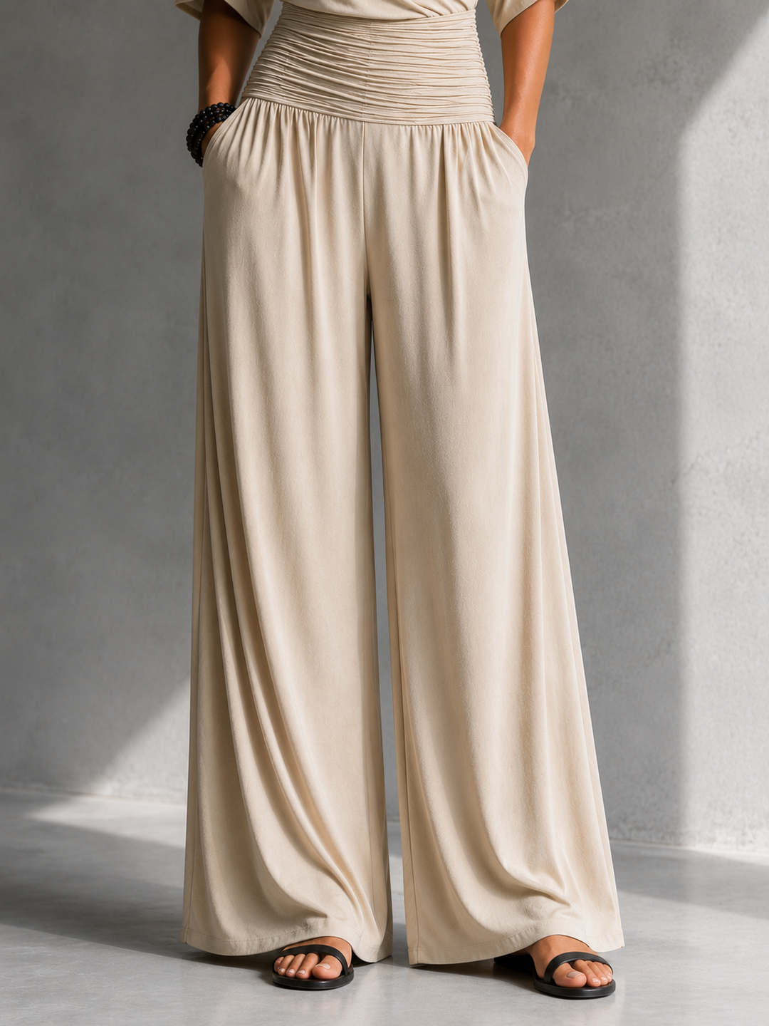Greene – Jumpsuit mit Wickelausschnitt, Cold-Shoulder-Details und weitem Bein