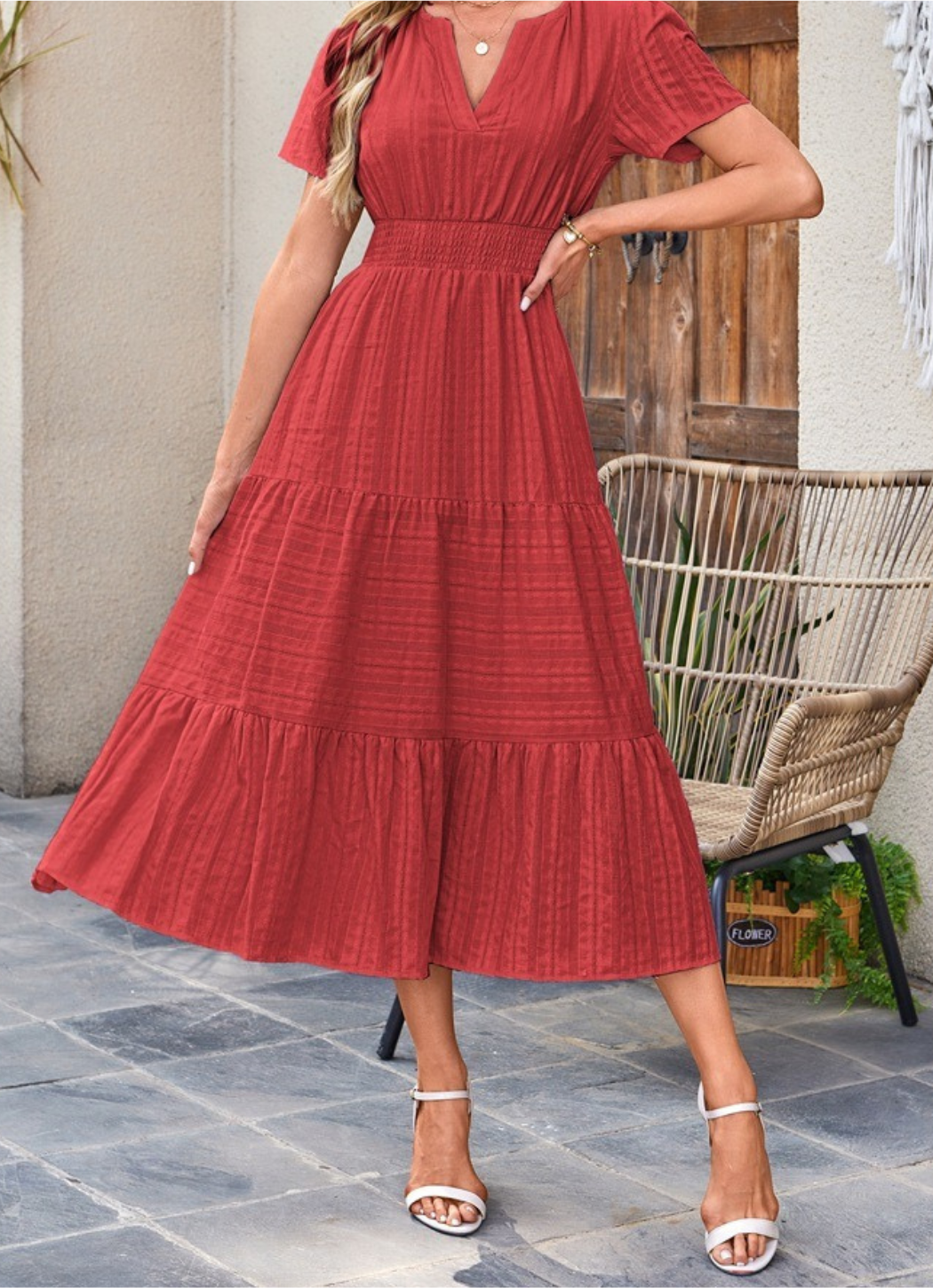 Jikina – Midi-Kleid Mit Gestuftem V-Ausschnitt Und Taschen