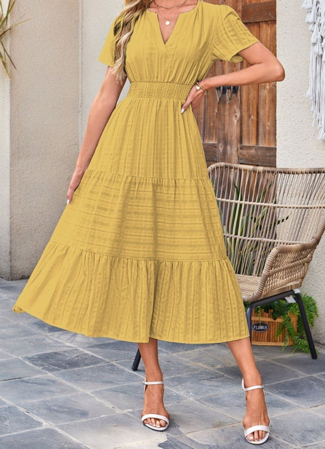 Jikina – Midi-Kleid Mit Gestuftem V-Ausschnitt Und Taschen
