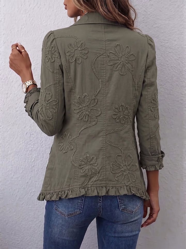 Eloria – Jacke mit Knopfleiste und Rüschen am Saum, mit Blumenstickerei